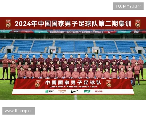 足球淘汰赛阶段各队竞争激烈，多支强队展现稳健发挥